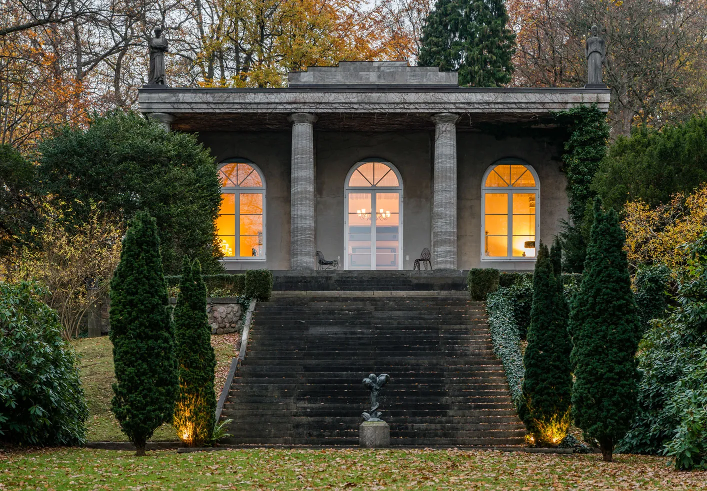 Blick auf die Villa Jako in der Dämmerung